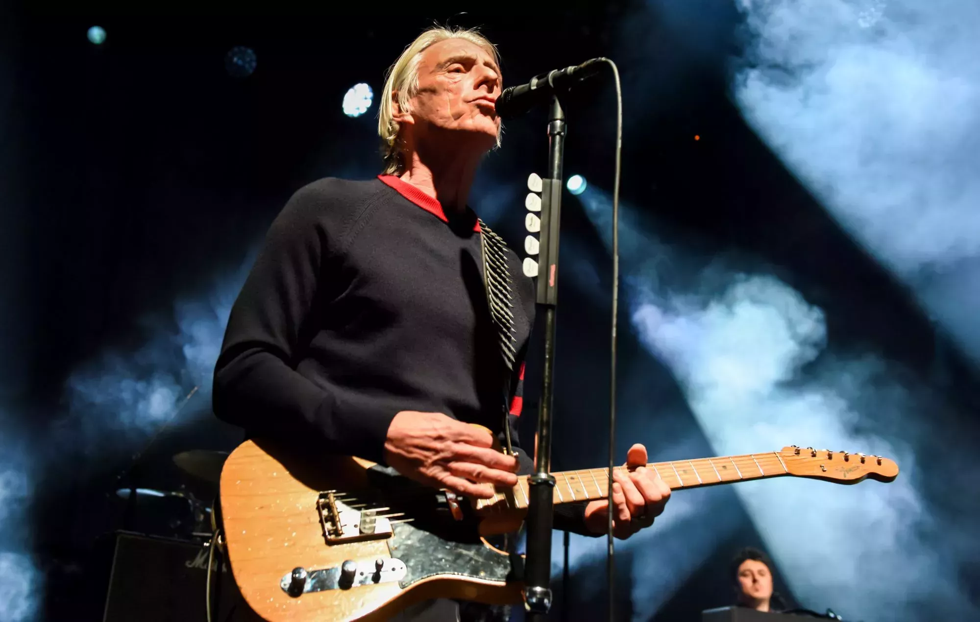 Vea la actuación sorpresa de Paul Weller frente a una pequeña tienda de patatas fritas del oeste de Londres