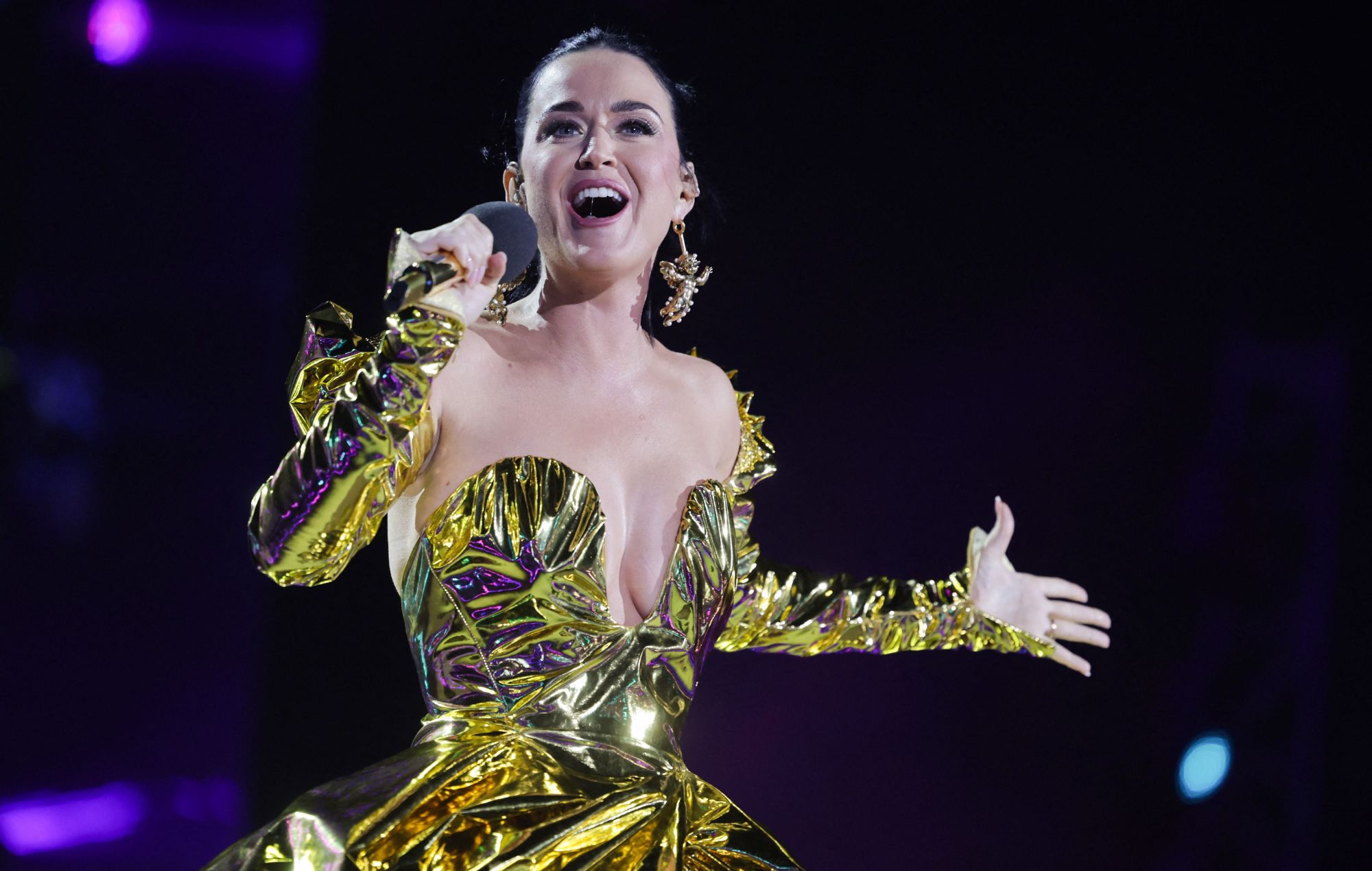 Woman's World" de Katy Perry no logra entrar en el Top 50 de las listas Billboard de EE.UU., baja en el Reino Unido 
