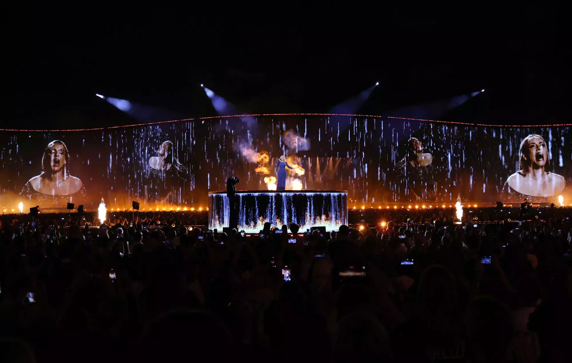 Adele canta bajo una lluvia torrencial durante su residencia en Múnich