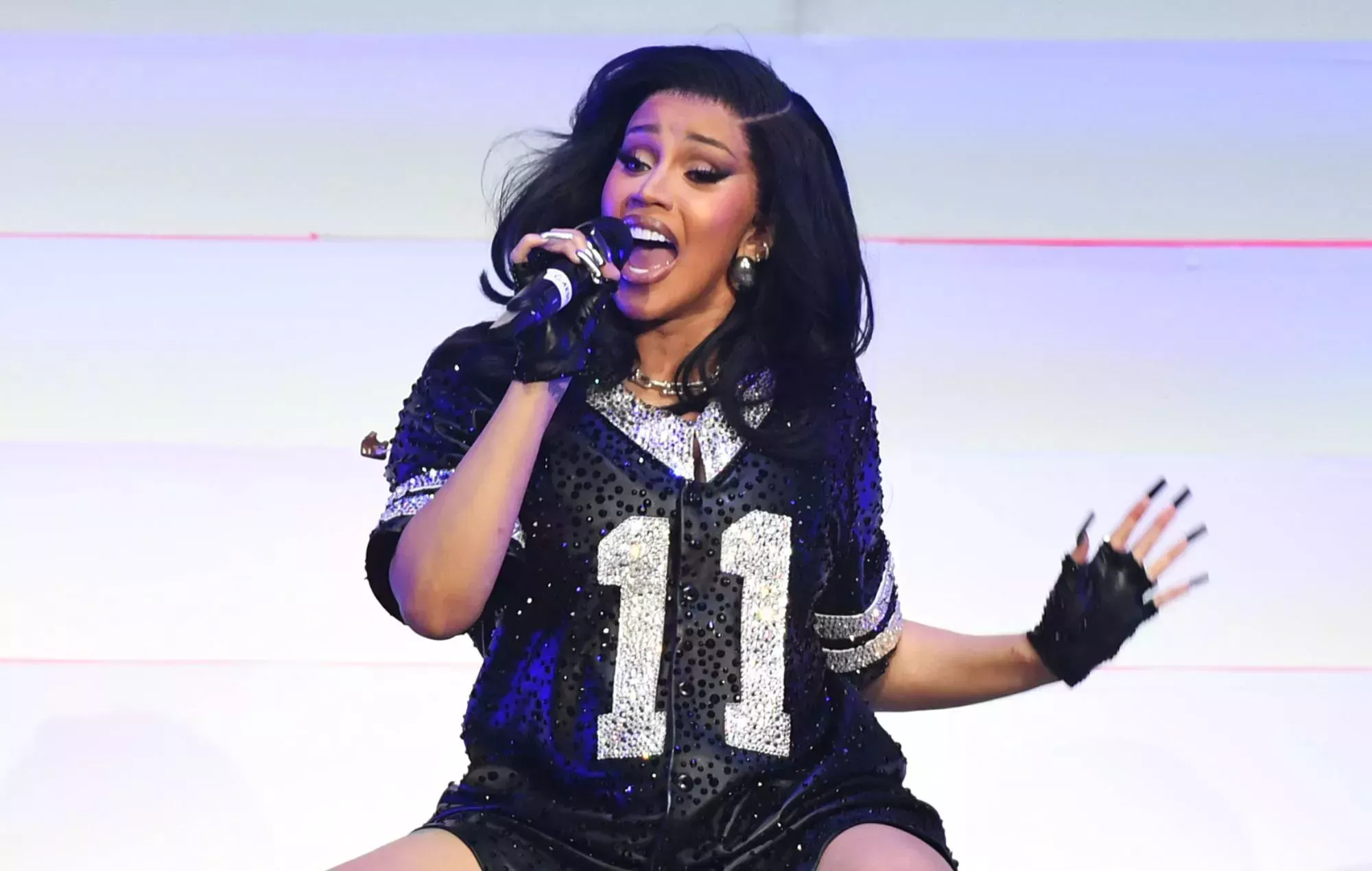 Cardi B devuelve el golpe a un fan que sugiere que se blanqueó la piel estando embarazada: 