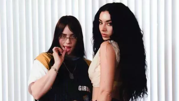 

	
		Charli XCX y Billie Eilish se bañan en ropa interior en el videoclip de la remezcla de 