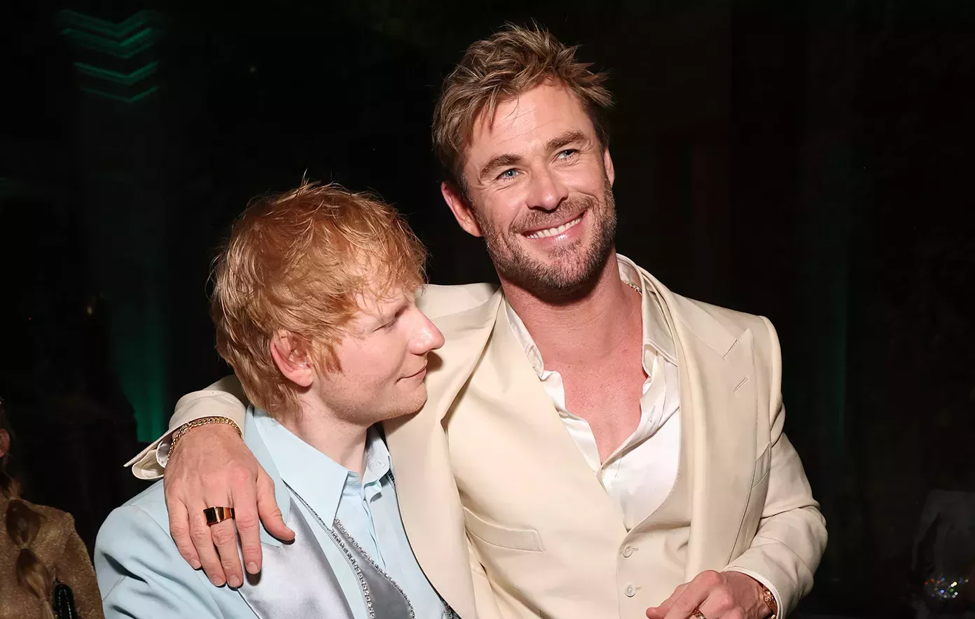 Chris Hemsworth aparece por sorpresa como batería en el concierto de Ed Sheeran en Rumanía