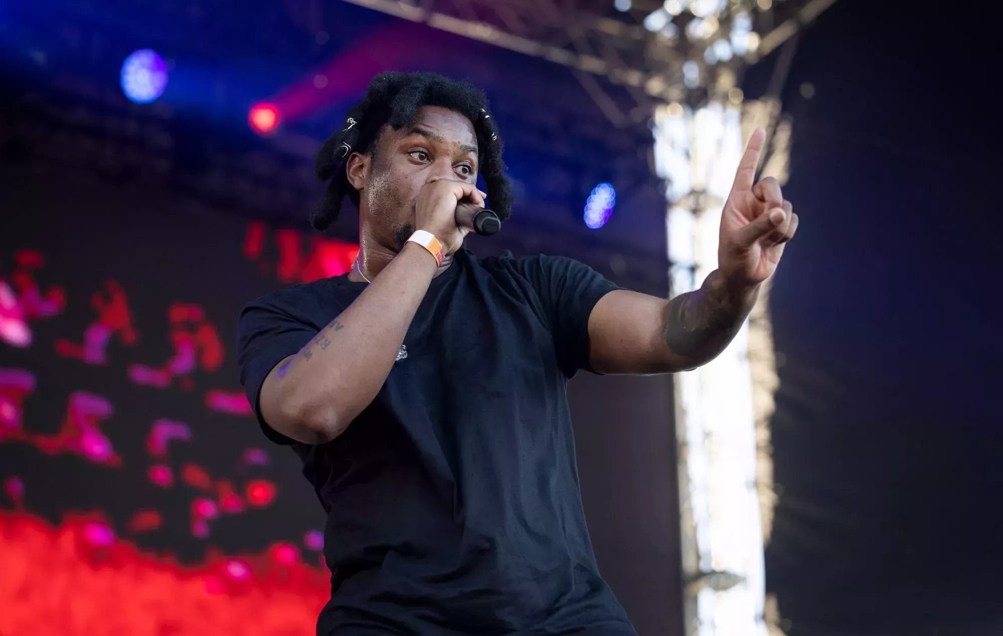 Denzel Curry se retira del concierto de KoRn en Londres, pero promete 