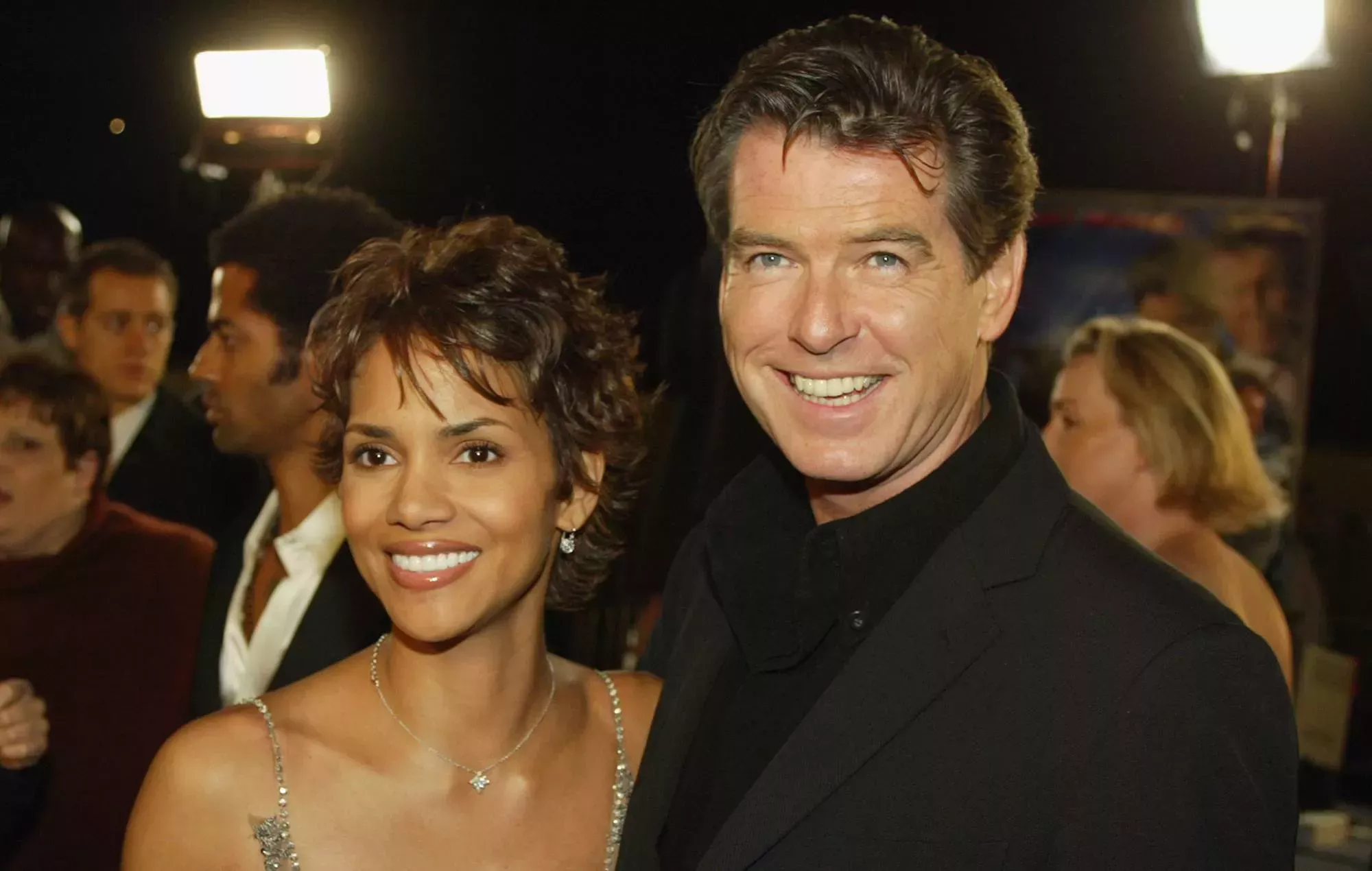 Halle Berry dice que Pierce Brosnan 