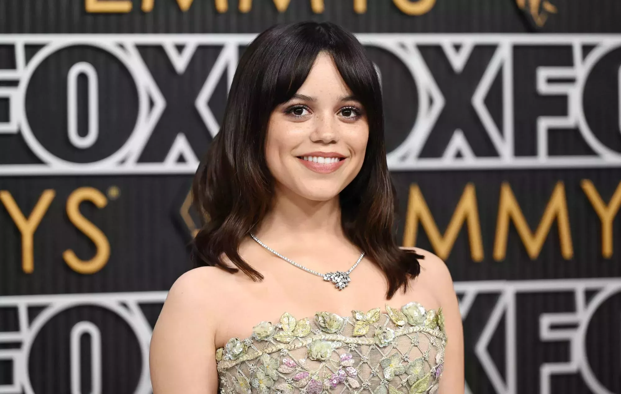 Jenna Ortega recrea el clásico traje escolar de Winona Ryder en 'Beetlejuice' durante su gira de prensa