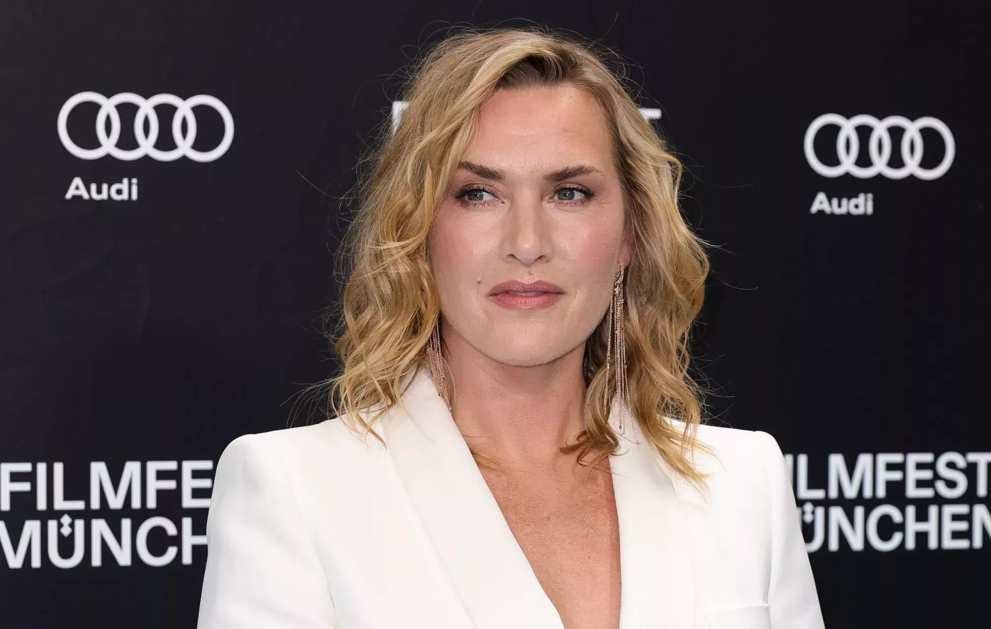 Kate Winslet se niega a ocultar sus 