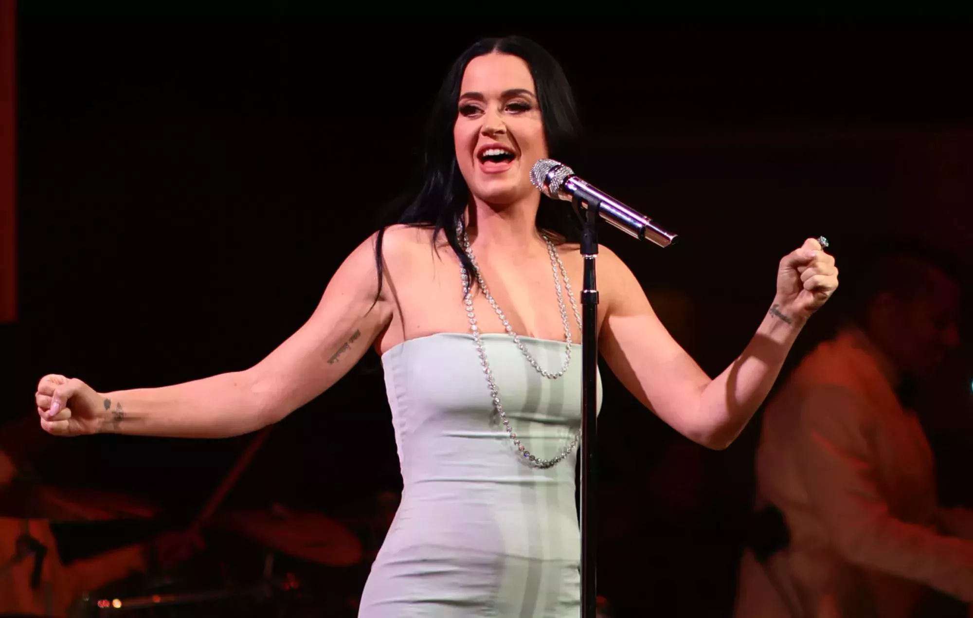 Katy Perry estrena tres nuevas canciones de 