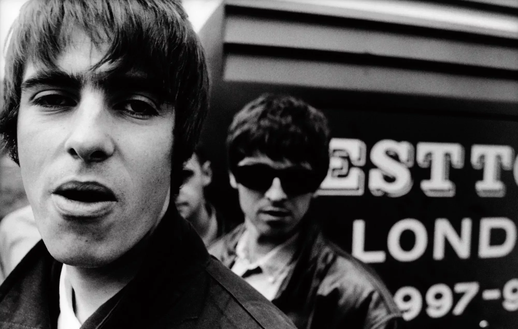 ¿Quién acompañará a Oasis en su gira de reunión? Fans y artistas comparten teorías y peticiones