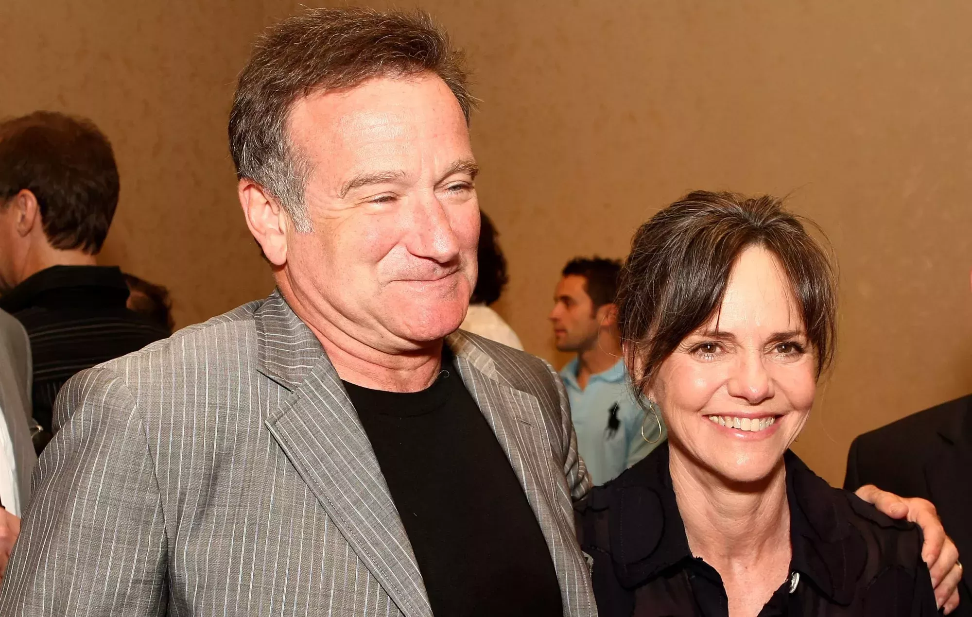 Sally Field revela que Robin Williams cambió el orden de rodaje de 'Señora Doubtfire' para que pudiera marcharse cuando murió su padre