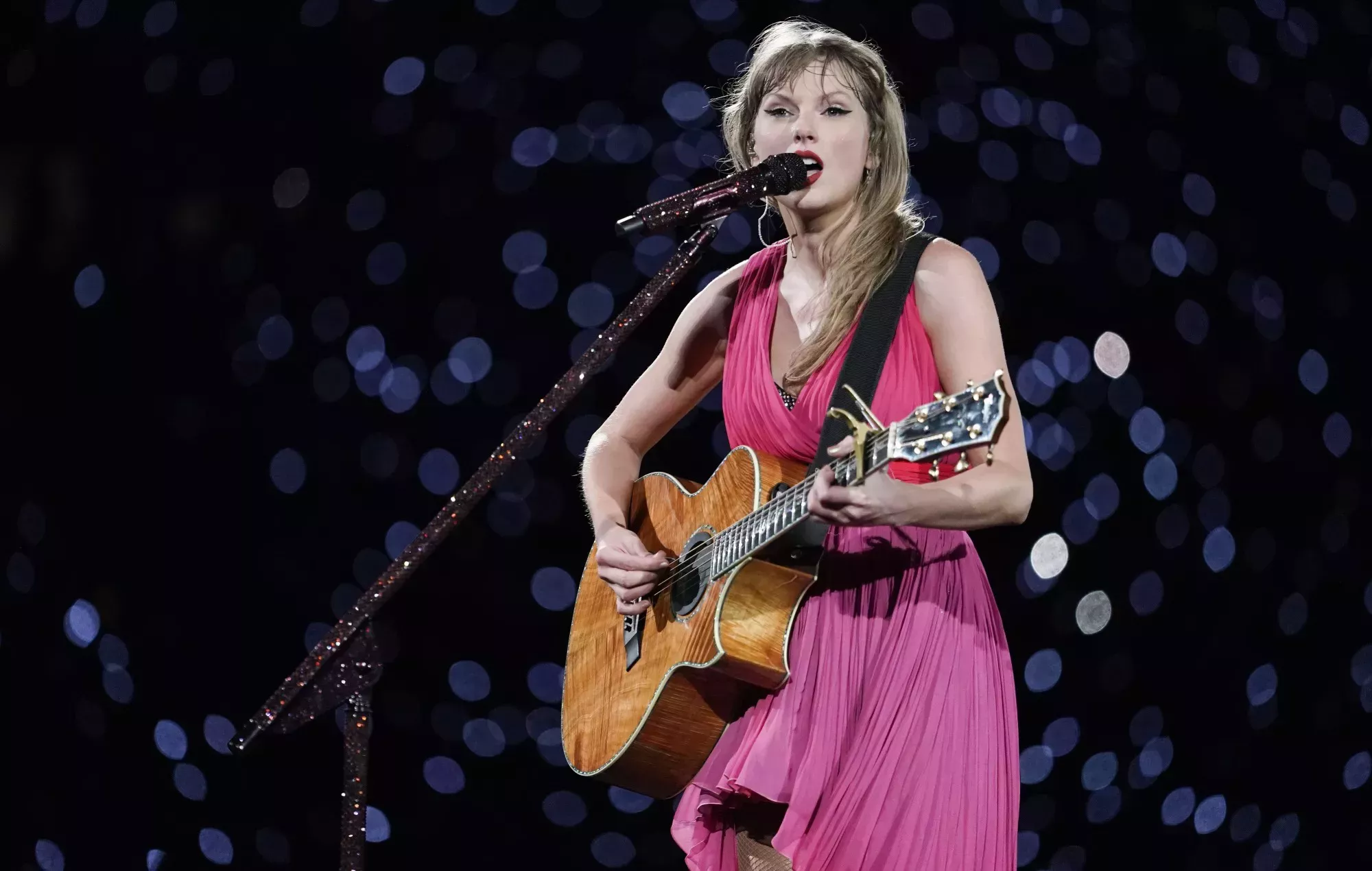 Taylor Swift sobre la multitud de 50.000 personas que se congregó en la cima de una colina a las puertas del concierto de la Gira Eras de Múnich: 