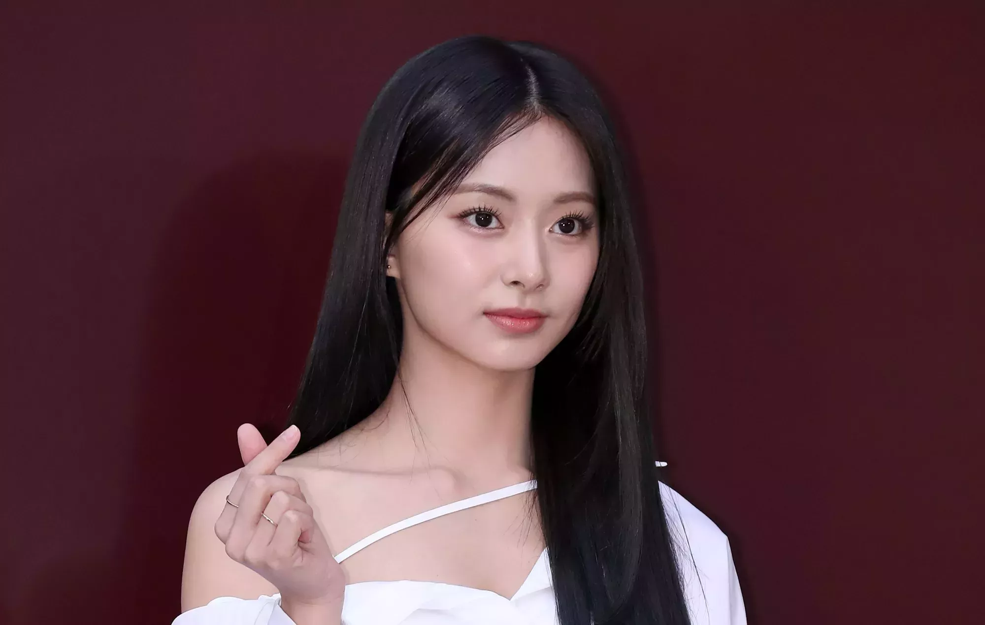 Tzuyu, de TWICE, anuncia su debut en solitario y presenta el tráiler de 'abouTZU',