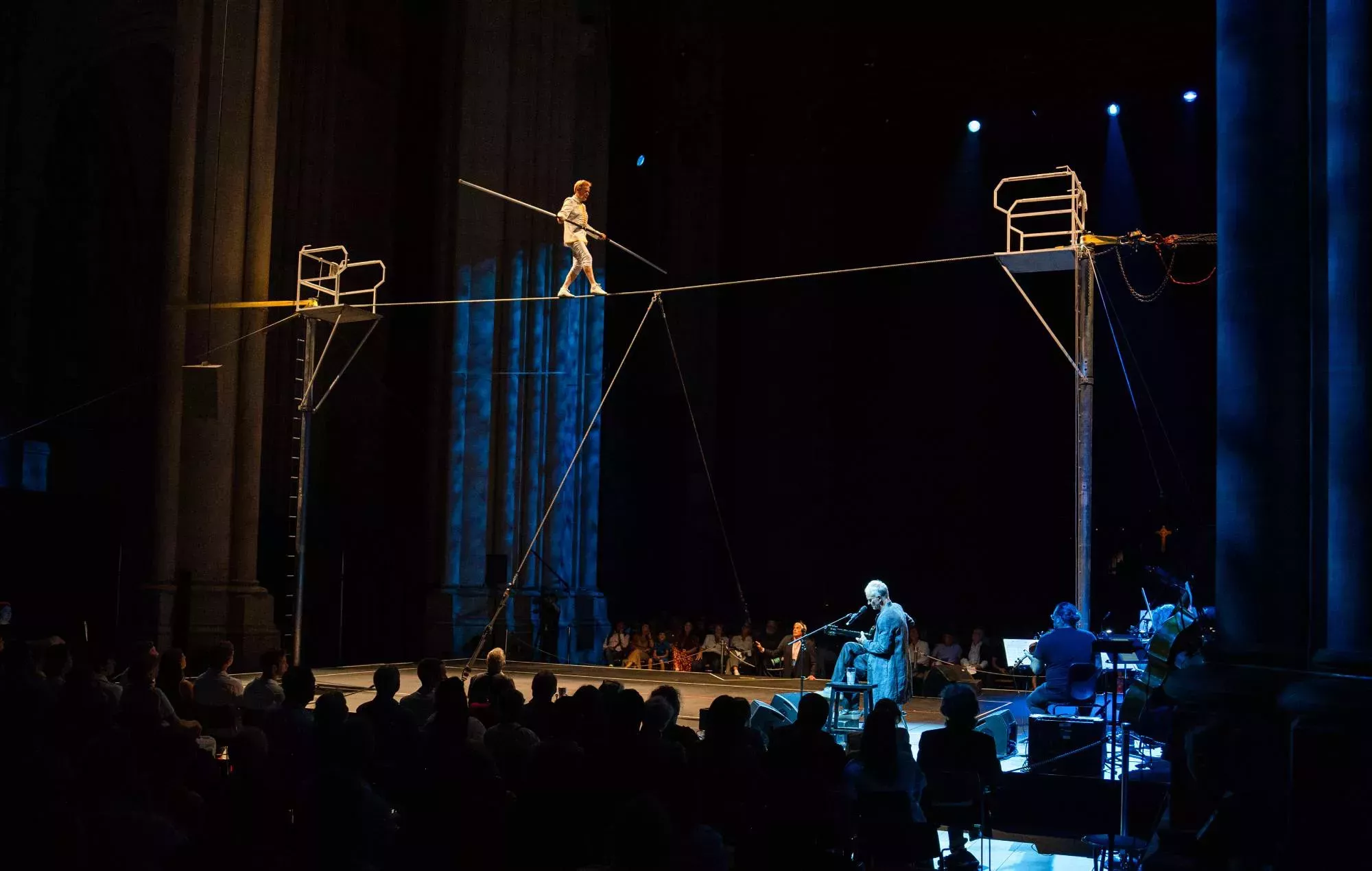 Vea la actuación de Sting mientras Philippe Petit recrea la acrobacia en la cuerda floja de las Torres Gemelas