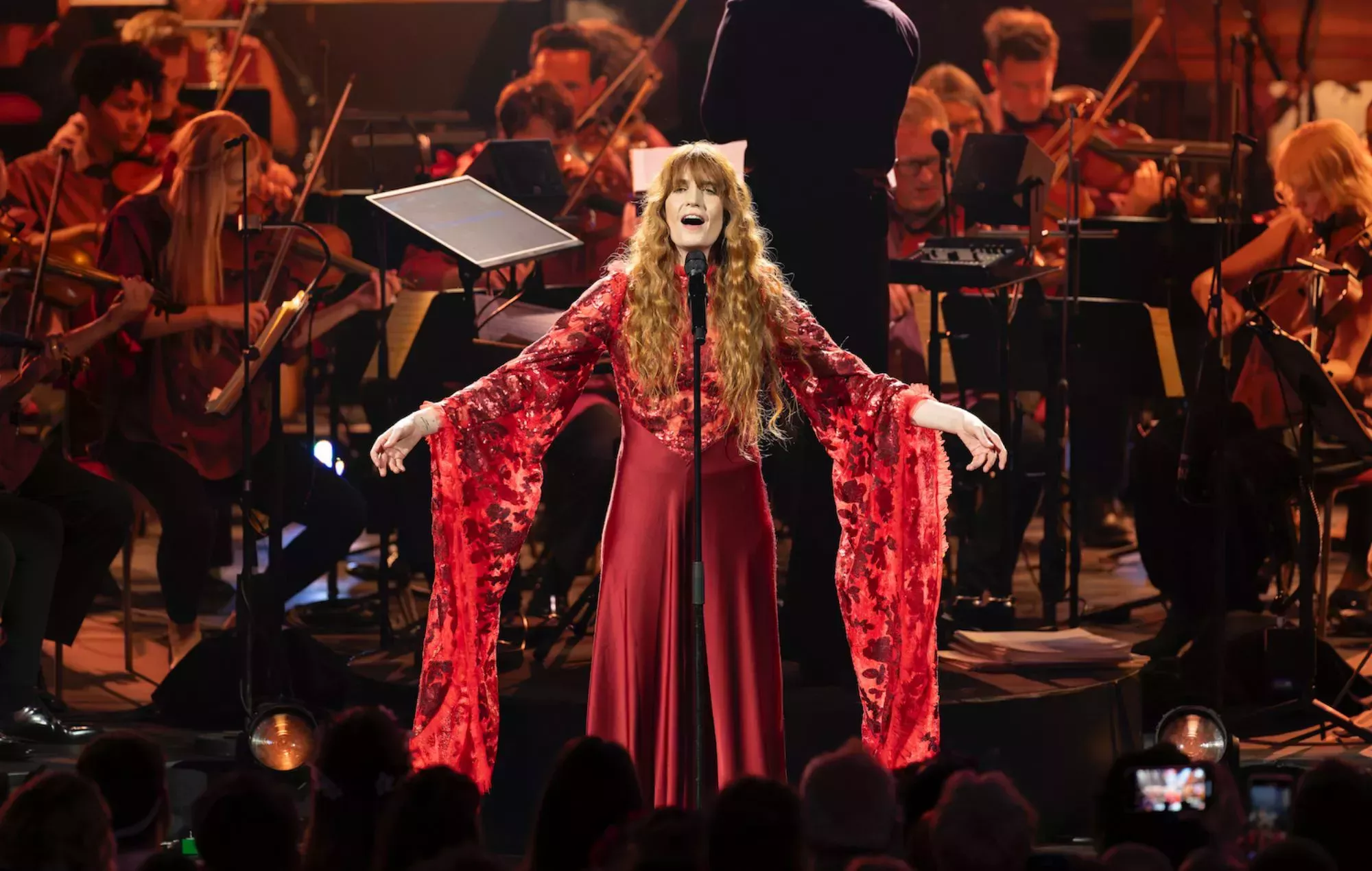 Florence + The Machine interpretan íntegramente la impresionante versión orquestal de su álbum de debut 