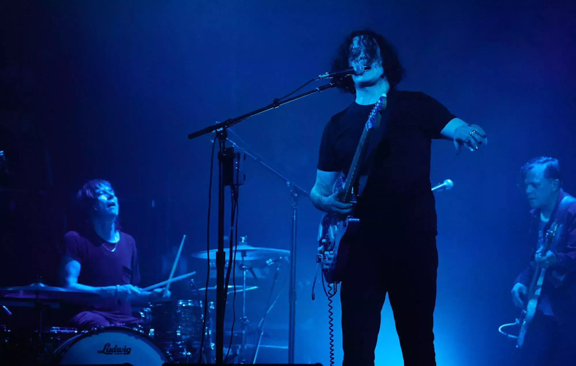 Jack White arremete contra los políticos y se burla del elevado precio de las entradas en un concierto íntimo de última hora en Londres