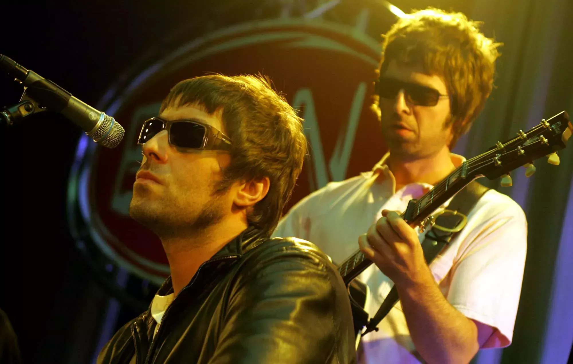 Las letras de 'Wonderwall', la guitarra y el cochecito de golf de Noel Gallagher, entre los recuerdos de Oasis que saldrán a subasta