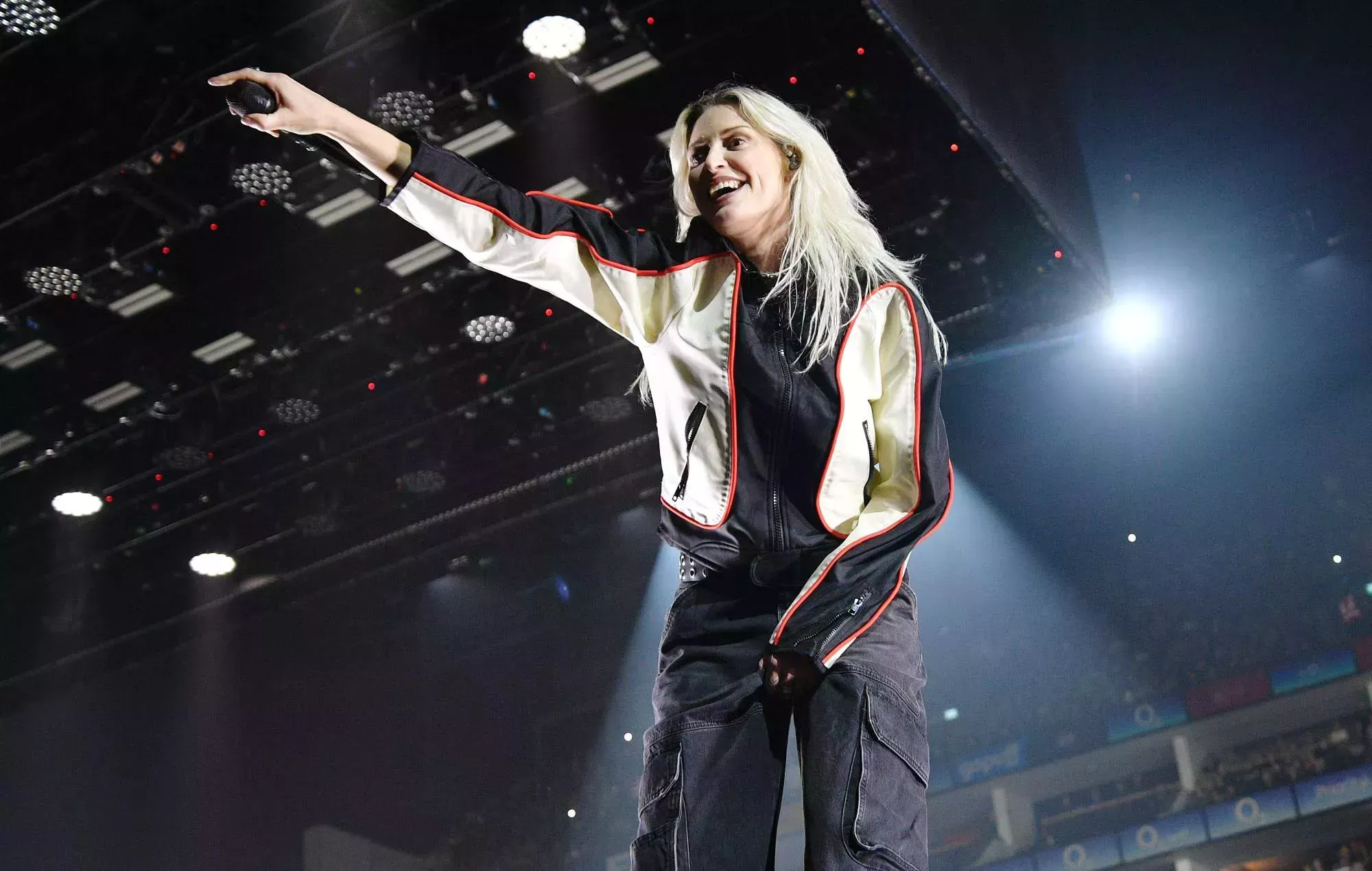 Los fans abrazan a Emily Armstrong de Linkin Park en un triunfal y desafiante concierto en el O2 de Londres