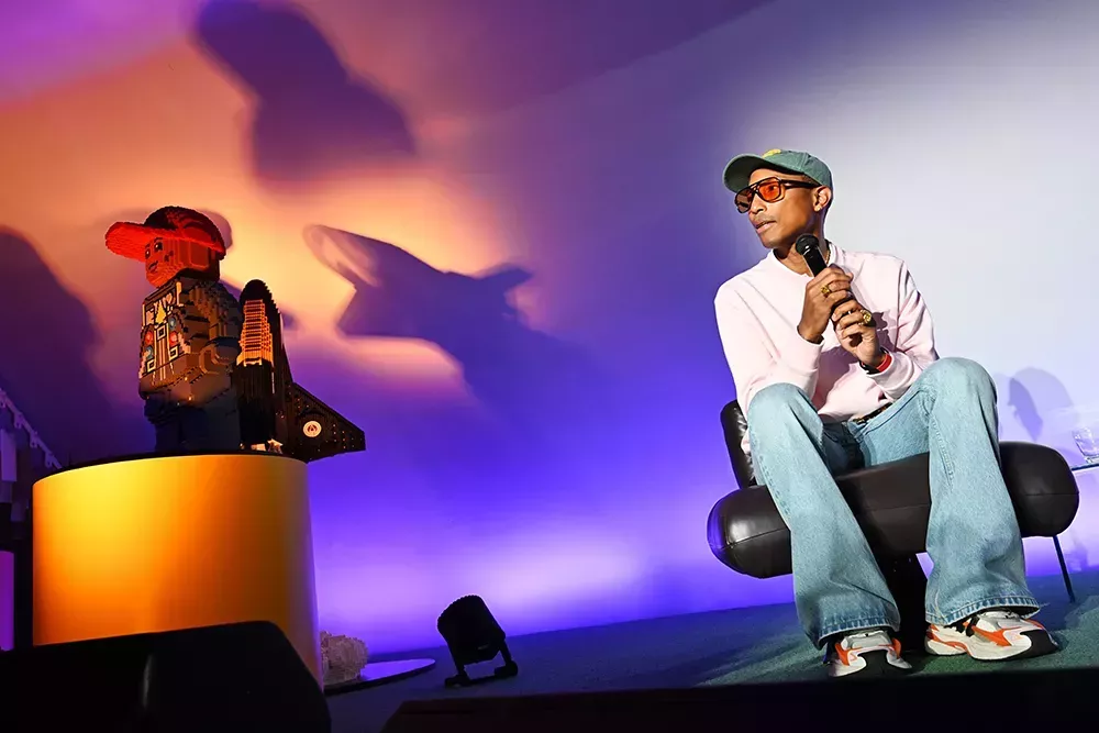 

	
		Pharrell Williams muestra el nuevo set de Lego 