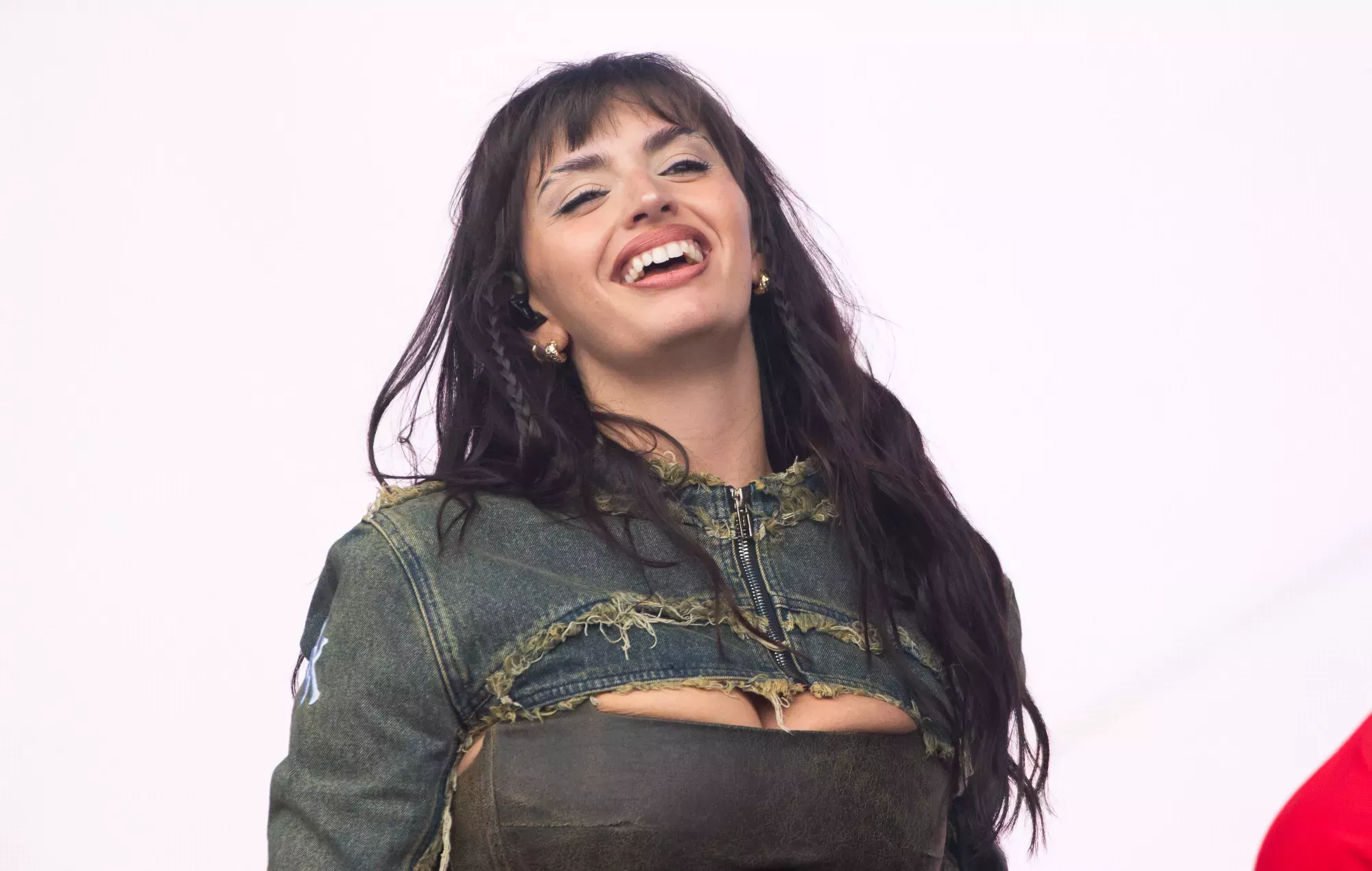 Rebecca Black bromea sobre seguir interpretando 'Friday' después de que el mash-up de Charli XCX se haga viral