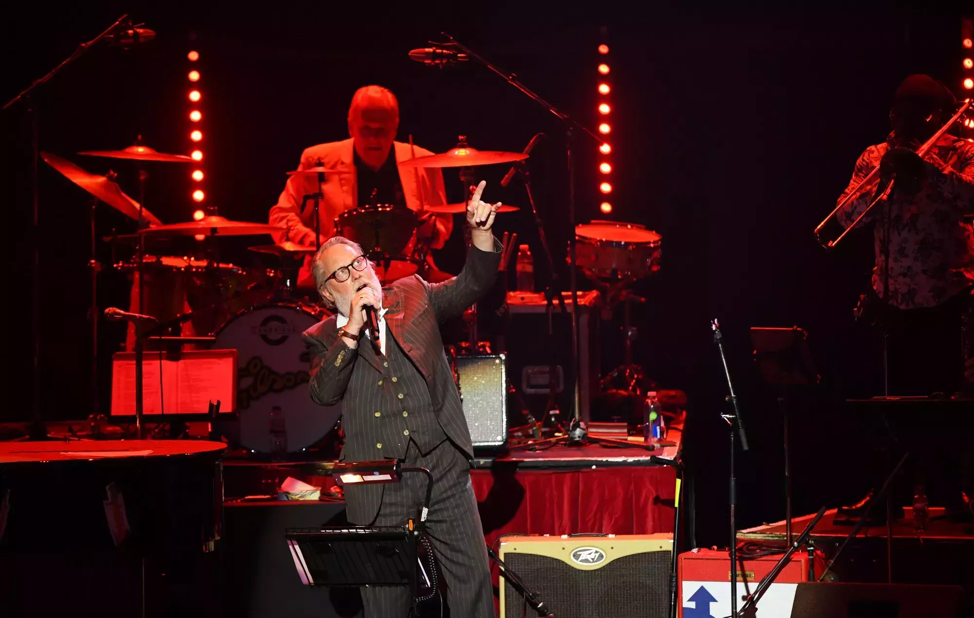 Vic Reeves invade el escenario durante la actuación de The Darkness en los Sky Arts Awards 2024