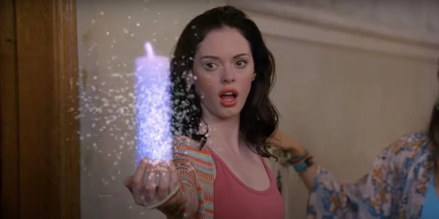 Rose McGowan como Paige Matthews orbiendo una vela en Charmed