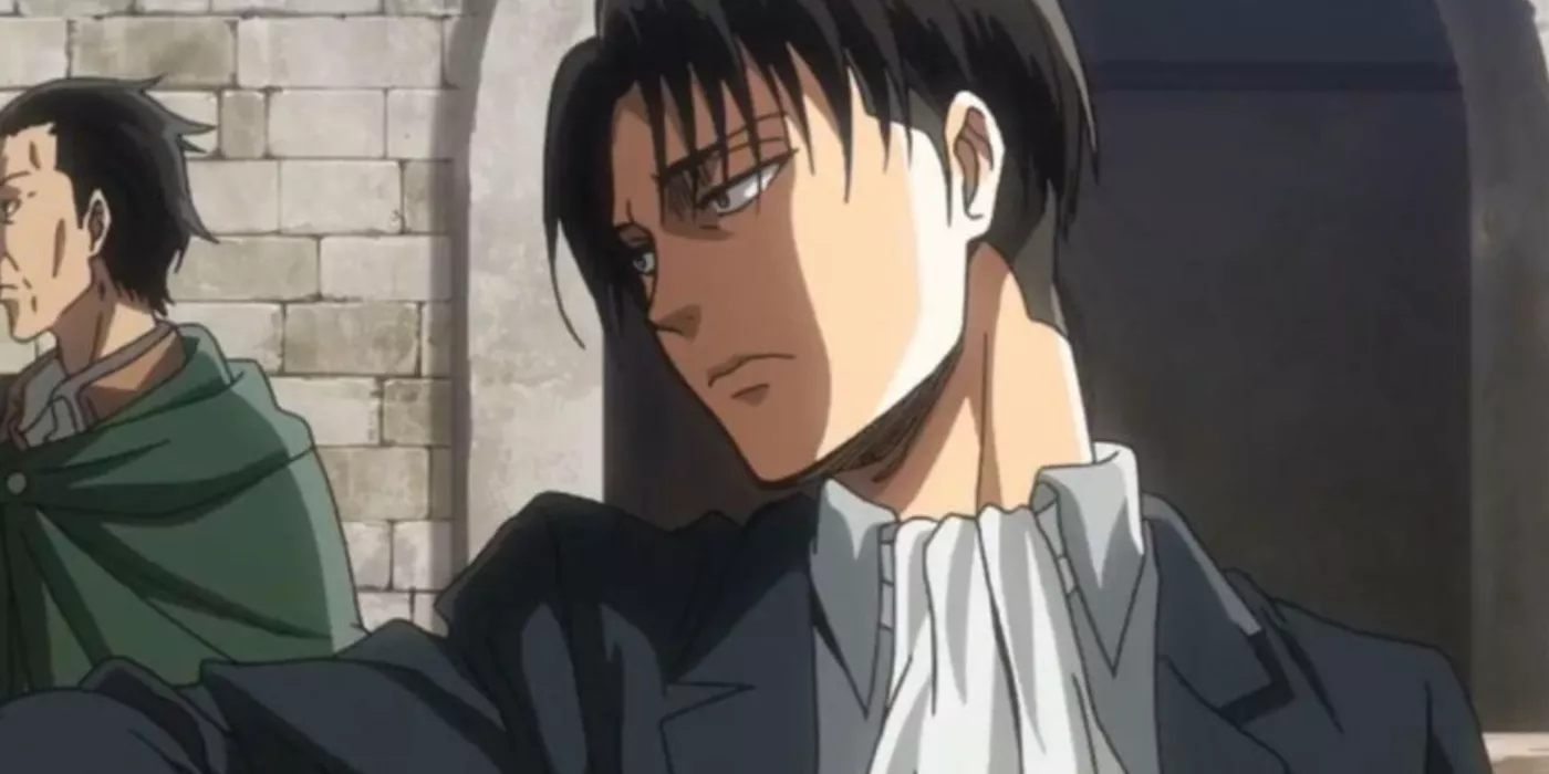 Levi Ackerman viste ropa de calle mirando fríamente en Attack On Titan.