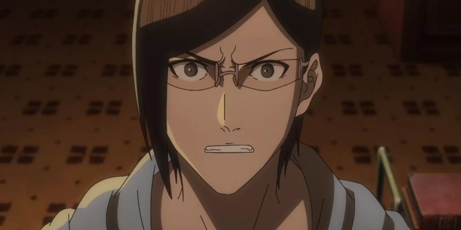 Uryu Ishida parece enfadado en Bleach.