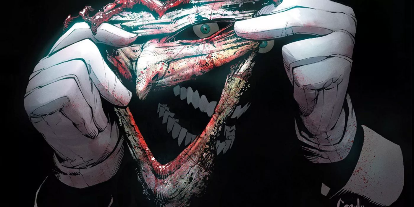 El Joker sostiene la máscara que hizo de su propia piel en DC Comics