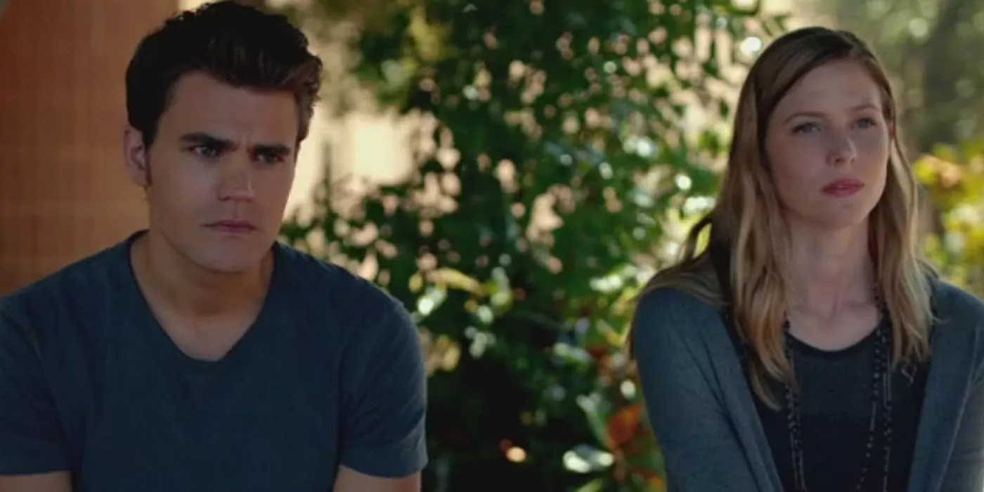 Stefan y Valerie sentados a distancia hablando en The Vampire Diaries