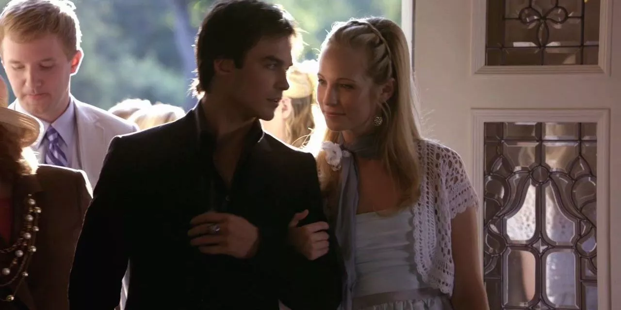 Damon y Caroline entrelazando brazos en TVD SE01E04, 'Family Ties.'