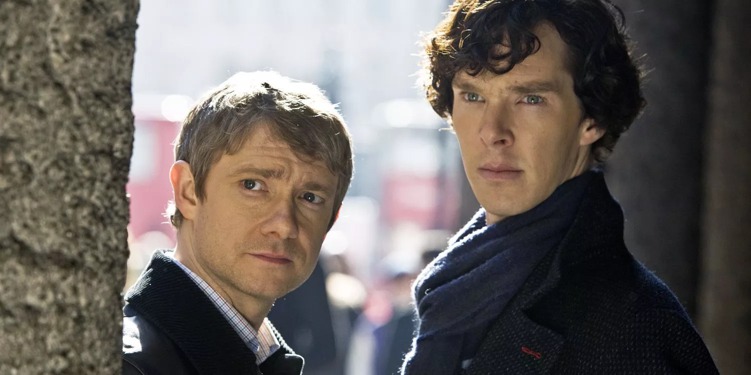 John Watson (Martin Freeman) and Sherlock Holmes (Benedict Cumberbatch) look around a corner.