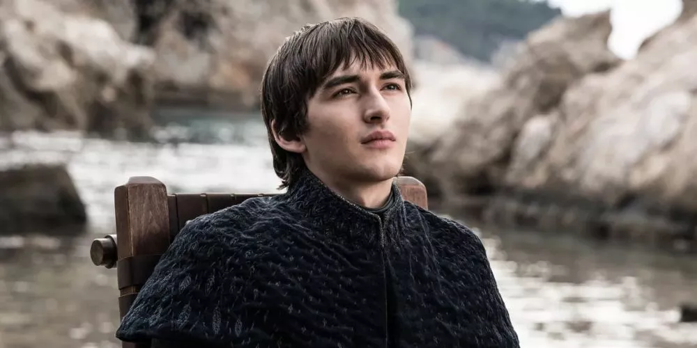 Bran Stark (Isaac Hempstead Wright) se sienta frente al agua en Game of Thrones.