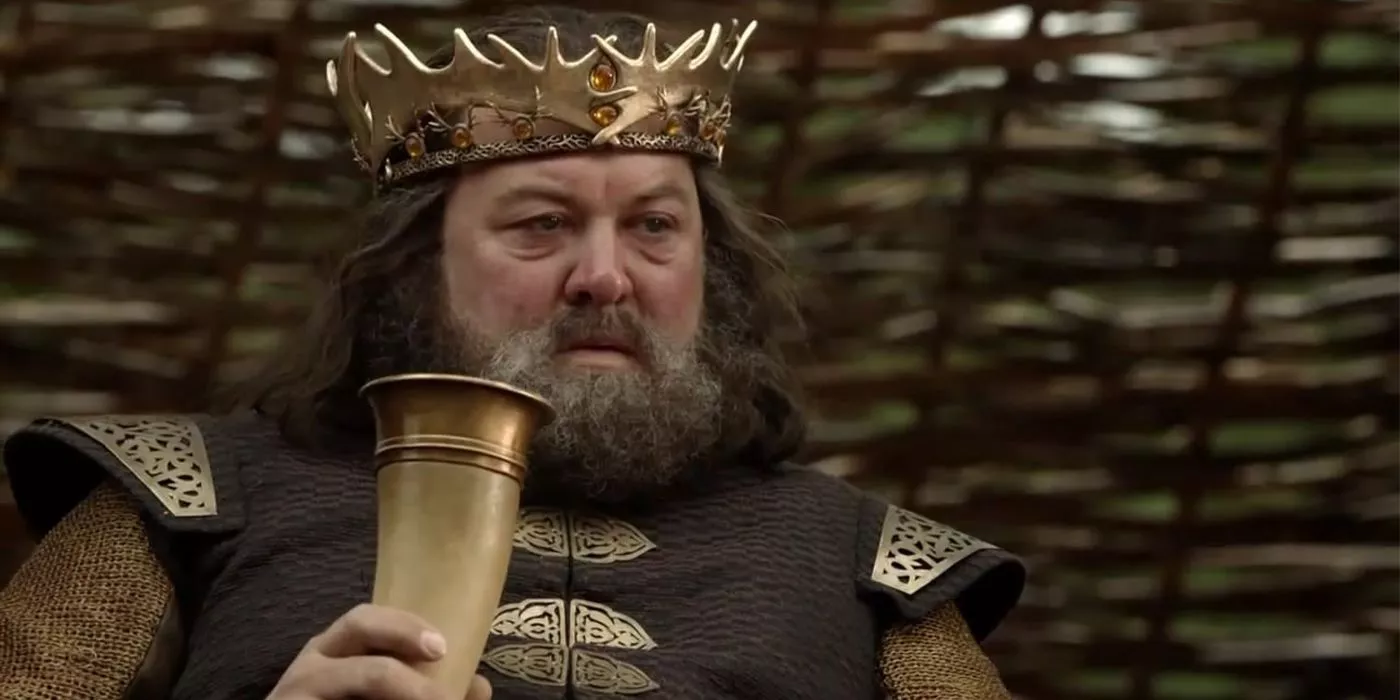 El Rey Robert Baratheon (Mark Addy) disfruta de una bebida en un torneo en Game of Thrones.