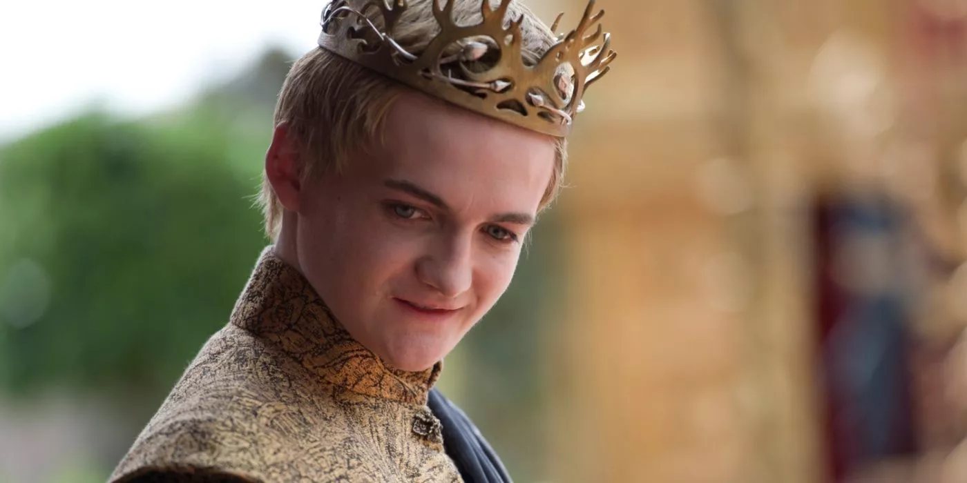 Joffrey Baratheon sonríe con una corona en Game of Thrones