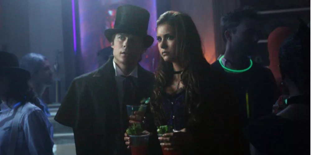 Damon y Elena en una fiesta universitaria en The Vampire Diaries S04E04 'The Five'