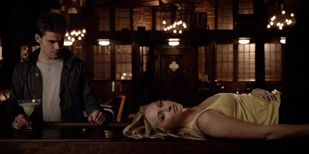 Stefan y Caroline apagan su humanidad en The Vampire Diaries