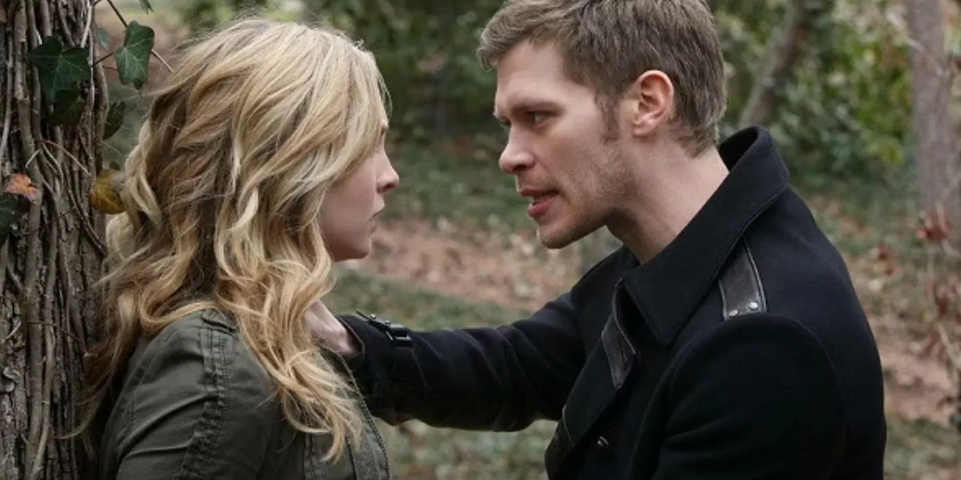 Klaus y Caroline en una confrontación antes de besarse en The Vampire Diaries