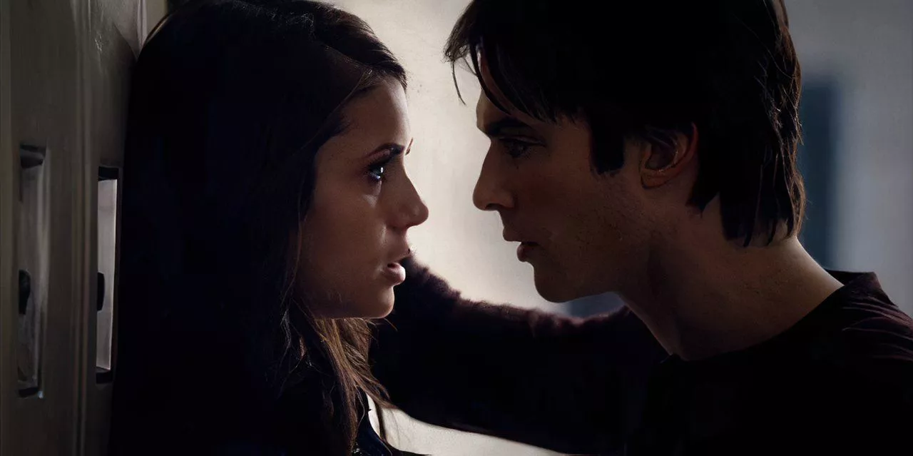 Damon y Elena contra los casilleros en The Vampire Diaries