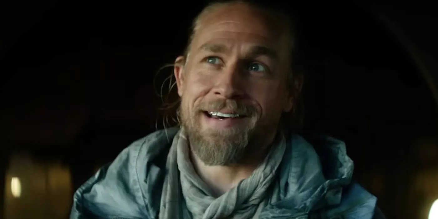 Kai (Charlie Hunnam) sonríe en Rebel Moon Parte Uno