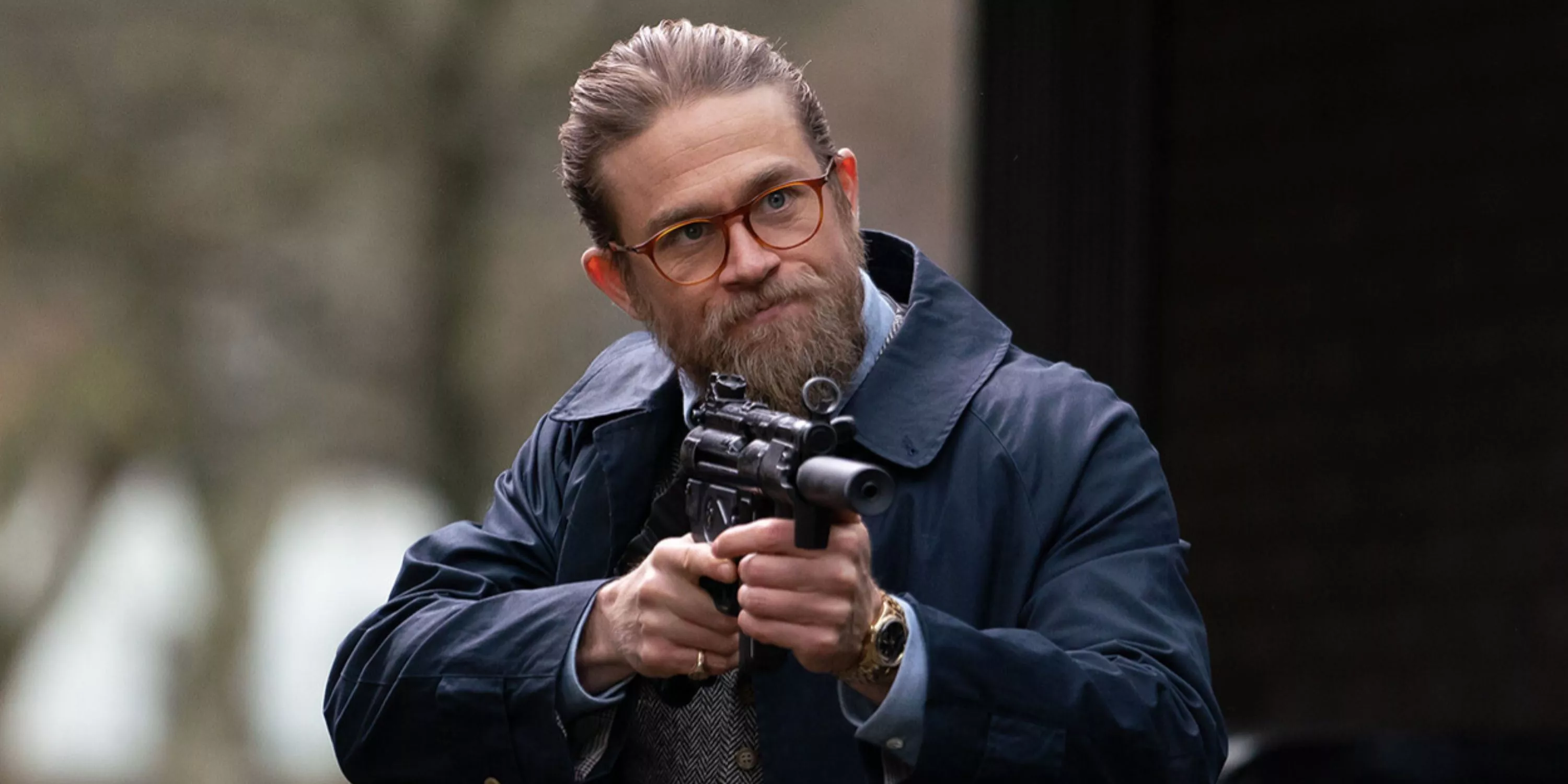 Charlie Hunnam apunta con un rifle en The Gentlemen