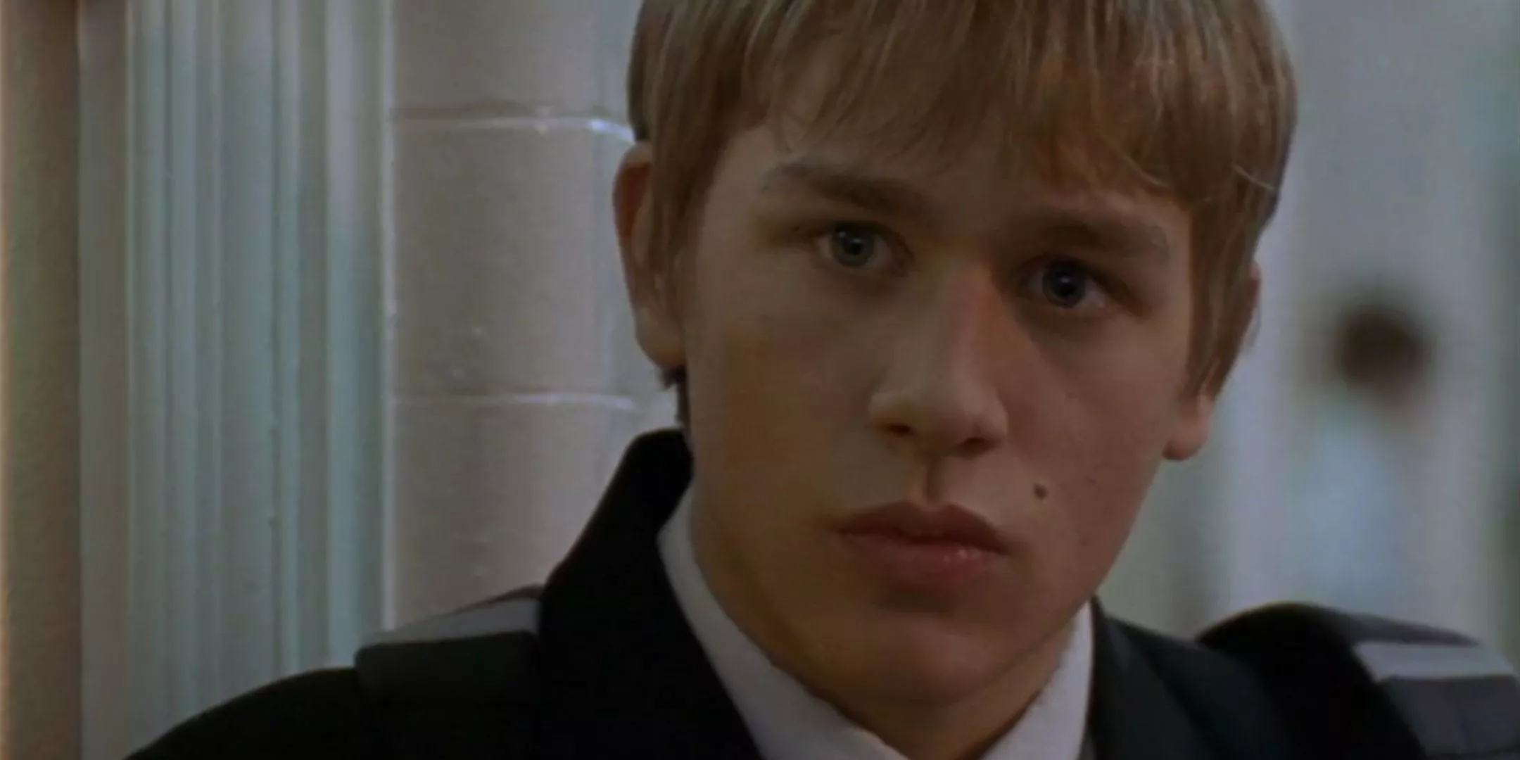 Charlie Hunnam protagoniza como Nathan en un traje escolar en Queer as Folk.