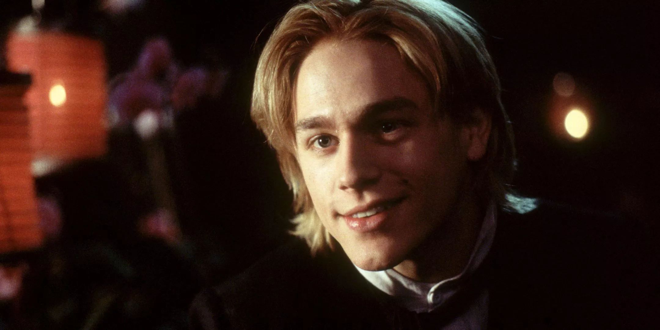 El joven Charlie Hunnam sonríe débilmente en Nicholas Nickleby.