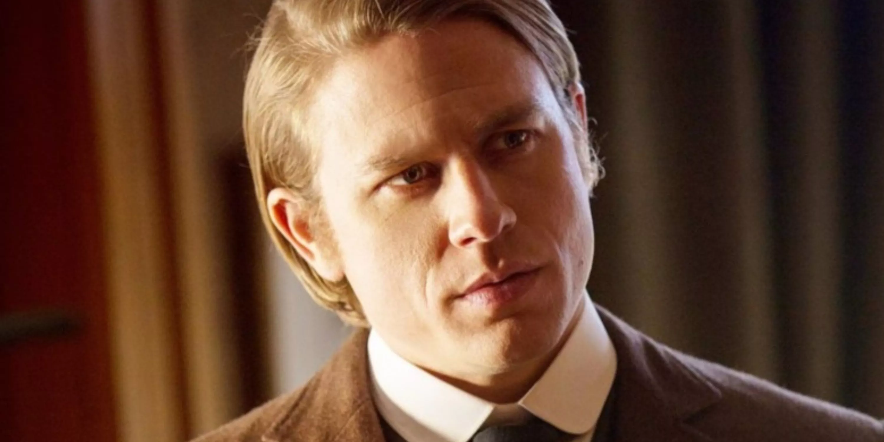 Charlie Hunnam protagoniza como Alan en Crimson Peak