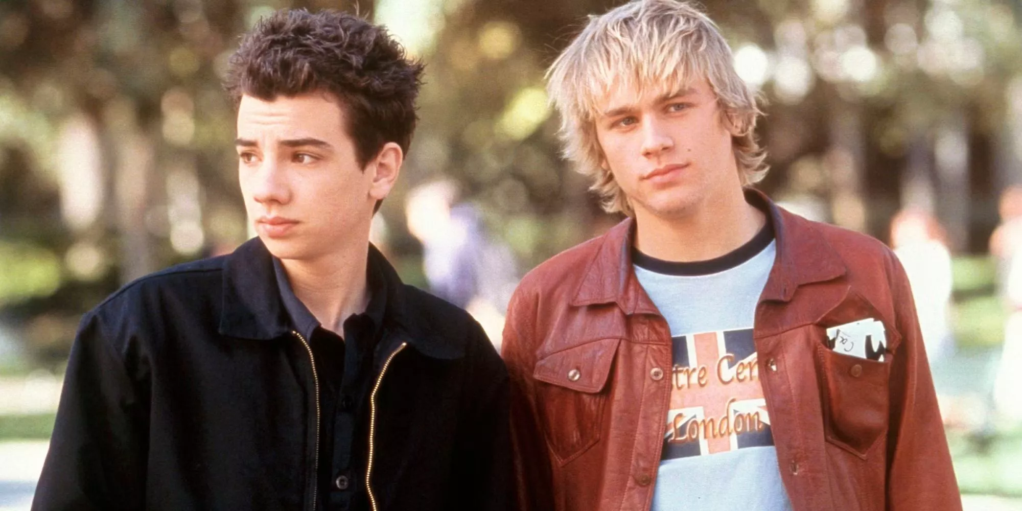 Jay Baruchel y Charlie Hunnam caminan por la universidad en Undeclared