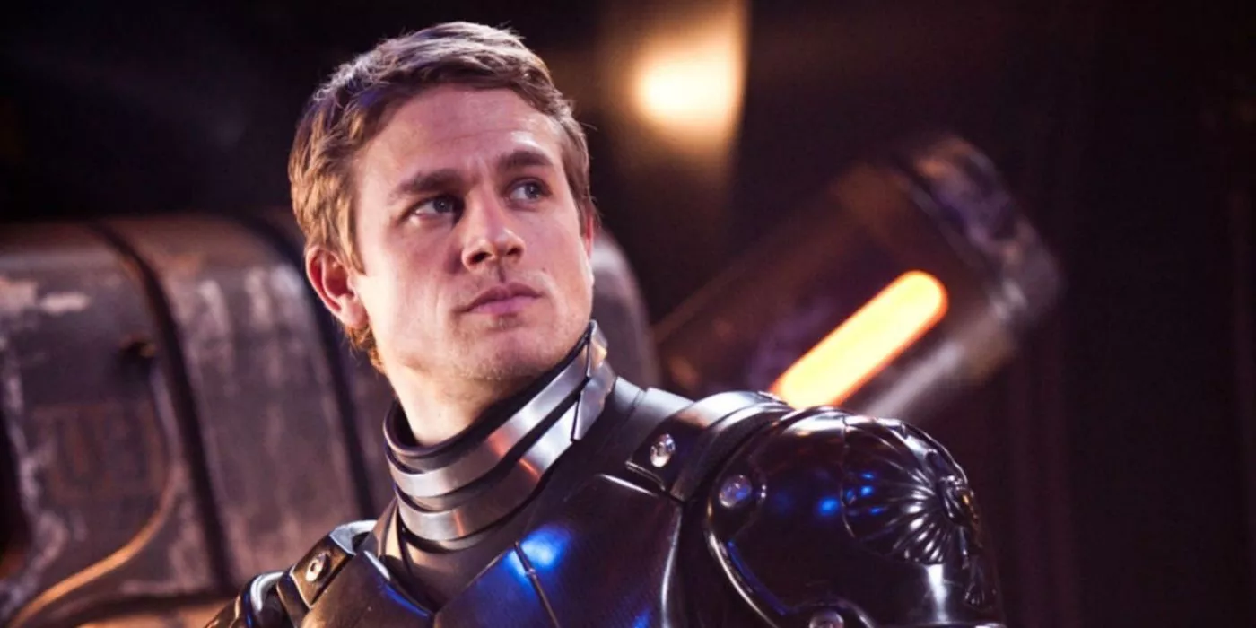 Raleigh Becket (Charlie Hunnam) mirando hacia arriba vistiendo su armadura en Pacific Rim.