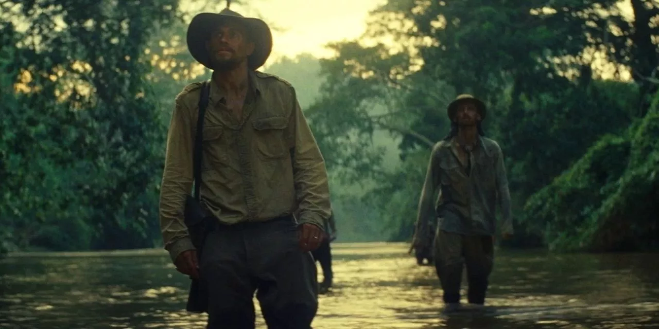 Fawcett (Charlie Hunnam) y su hijo en la jungla en La Ciudad Perdida de Z