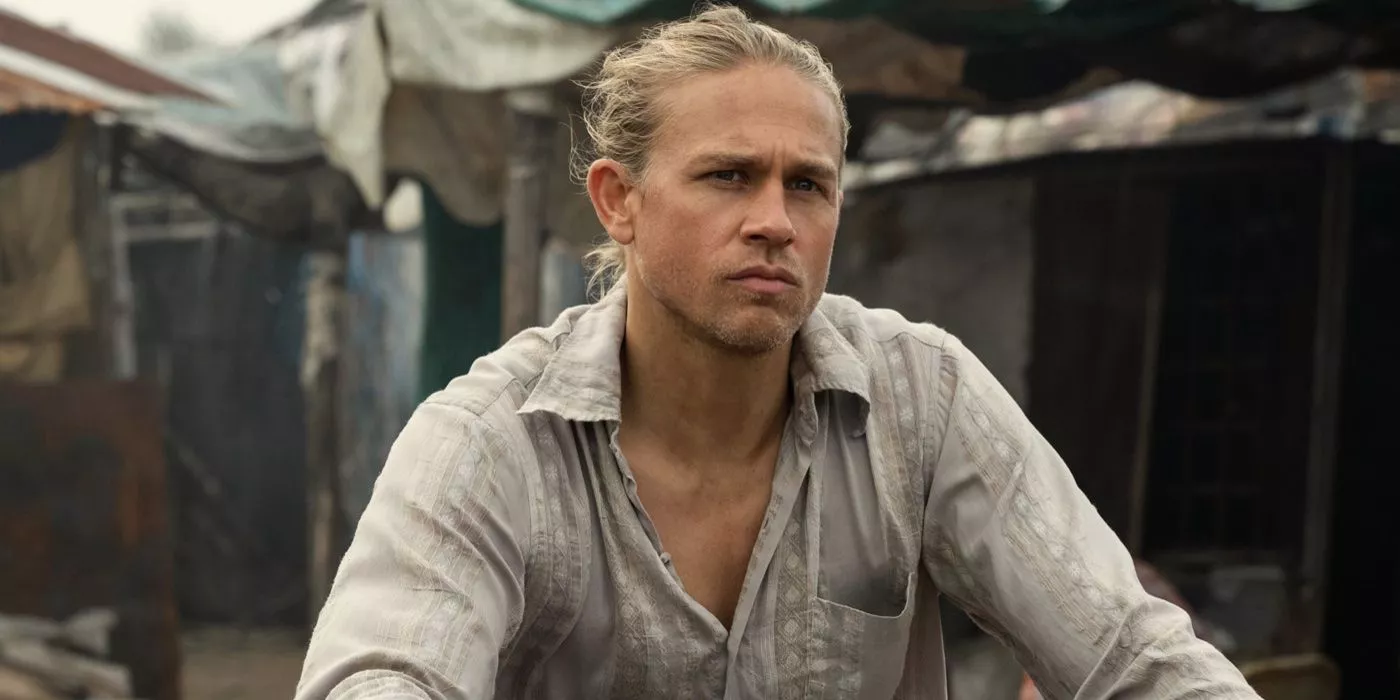 Lin Ford (Charlie Hunnam) se sienta en Shantaram.