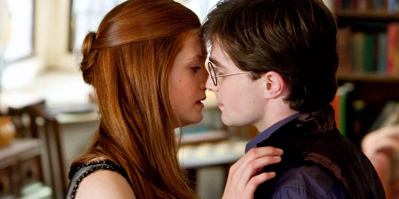 Harry Potter y Ginny a punto de besarse en la cocina de la casa de los Weasley en Harry Potter y las Reliquias de la Muerte.