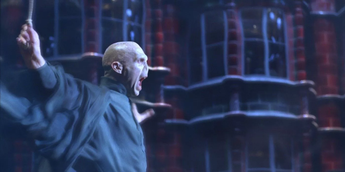 Lord Voldemort luchando contra Albus Dumbledore en el Ministerio de Magia.