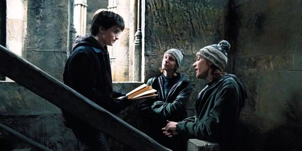 Harry Potter y Fred & George Weasley mirando el Mapa de los Merodeadores en el pasillo de Hogwarts