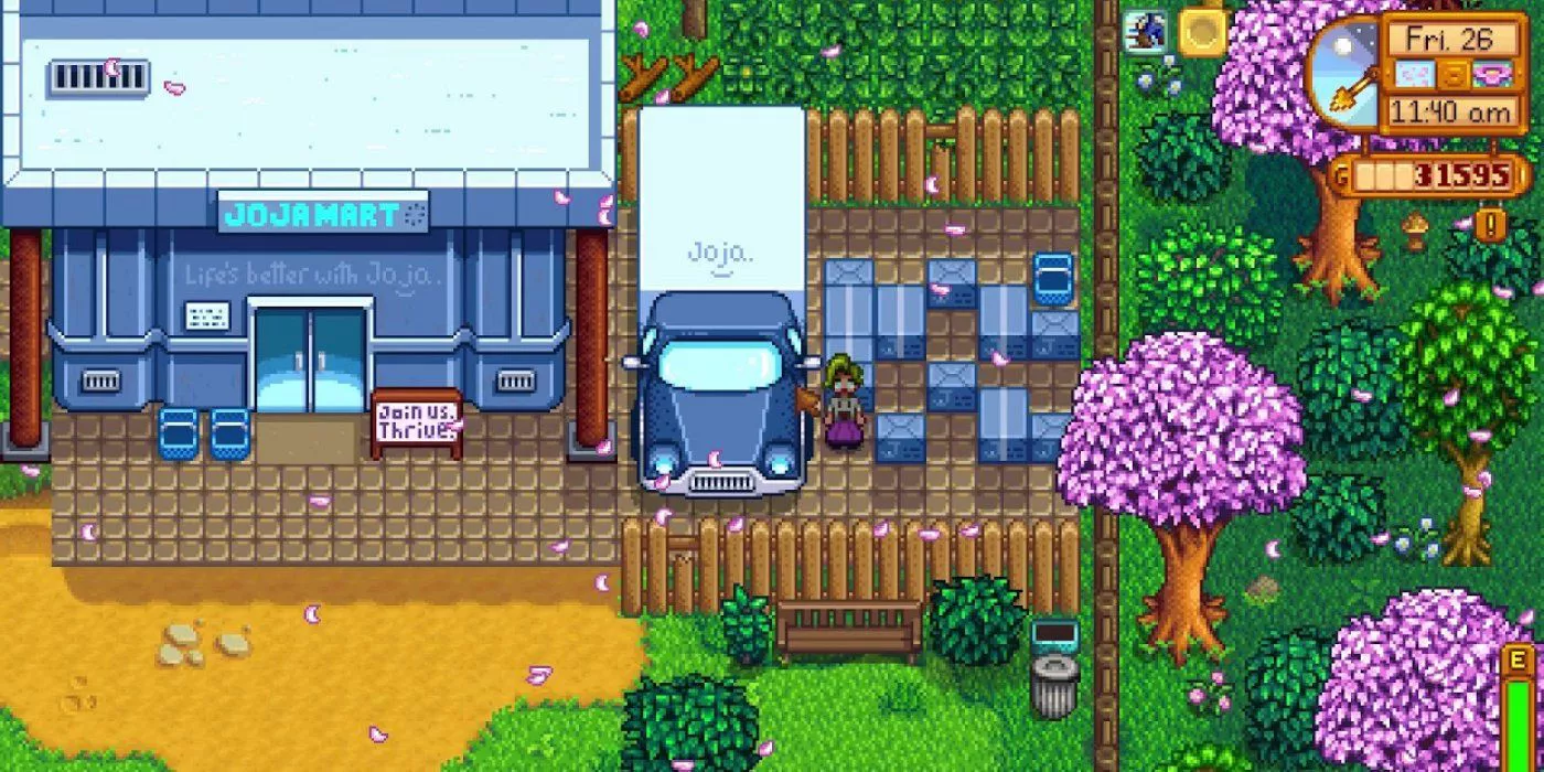 El personaje agricultor se encuentra frente a JojaMart en Stardew Valley mientras caen pétalos de primavera de los árboles.